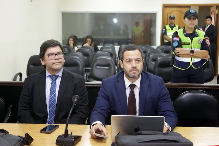 Los fiscales de Delitos Económicos y Anticorrupción Jorge Arce (izq.) y Francisco Cabrera están a cargo del caso.