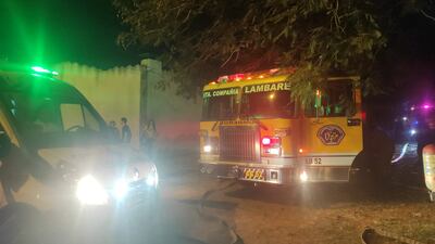Bomberos se encuentran combatiendo las llamas en el barrio Valle Apu'a de Lambaré.