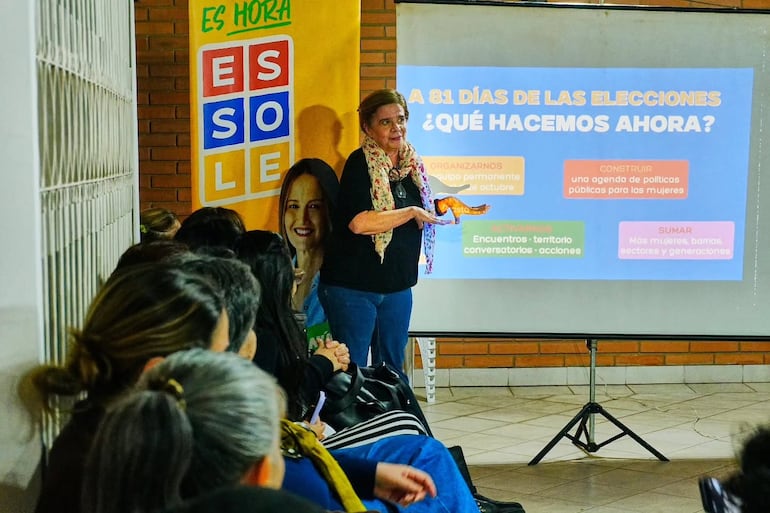 Soledad Núñez en el comando femenino de su campaña.