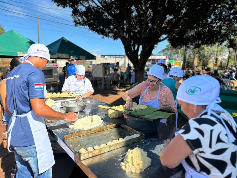 Concurso de "La Mejor Chipa", realizado en la explanada de la municipalidad de Cambyretá.
