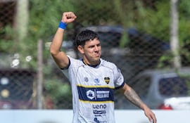 Héctor "Pipo" Lezcano, en el festejo de su gol para el 12 de Junio de Villa Hayes.