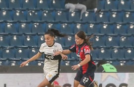 La olimpista Yanina González intenta escapar de la marca de Jazmín Pintos. (Foto: APF)