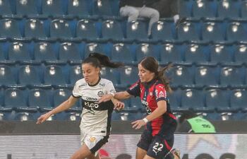 La olimpista Yanina González intenta escapar de la marca de Jazmín Pintos. (Foto: APF)