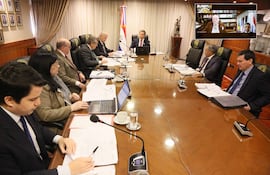 Los ministros de la Corte Suprema de Justicia en sesión plenaria: Carolina Llanes, César Diesel, Eugenio Jiménez Rolón, Luis Benítez Riera, Alberto Martínez Simón (presidente), Manuel Ramírez Cándia y Gustavo Santander, en forma presencial; César Garay Zuccolillo y Víctor Ríos, por vía telemática.