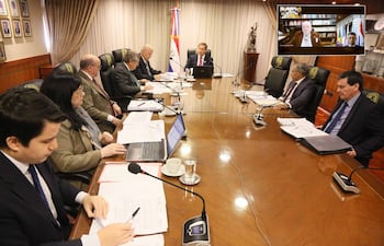 Los ministros de la Corte Suprema de Justicia en sesión plenaria: Carolina Llanes, César Diesel, Eugenio Jiménez Rolón, Luis Benítez Riera, Alberto Martínez Simón (presidente), Manuel Ramírez Cándia y Gustavo Santander, en forma presencial; César Garay Zuccolillo y Víctor Ríos, por vía telemática.