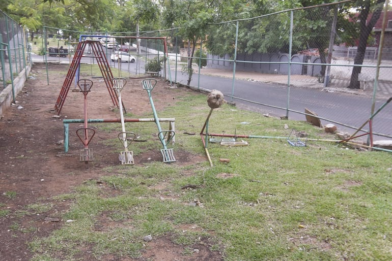 El parque infantil está en ruinas, con juegos caídos y rotos, que ponen en riesgo la integridad de los pequeños. 