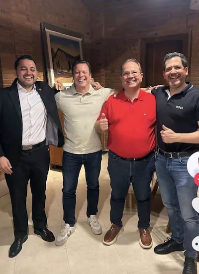 El intendente de Asunción, Luis Bello (ANR-HC), junto al director de Defensa al Consumidor, Carlos Morel Gadea (ANR-HC), precandidato a concejal de Asunción; Camilo Pérez (ANR-HC), precandidato a intendente y el presidente de la Cámara de Diputados, Raúl Latorre (ANR-HC).