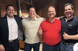 El intendente de Asunción, Luis Bello (ANR-HC), junto al director de Defensa al Consumidor, Carlos Morel Gadea (ANR-HC), precandidato a concejal de Asunción; Camilo Pérez (ANR-HC), precandidato a intendente y el presidente de la Cámara de Diputados, Raúl Latorre (ANR-HC).