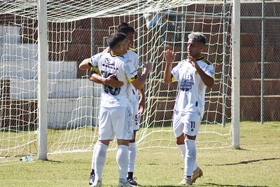 El festejo de Rodrigo Balbuena (10), al marcar el tercer tanto aurinegro, José Pereira y Leandro Romano, acompañan la celebración.