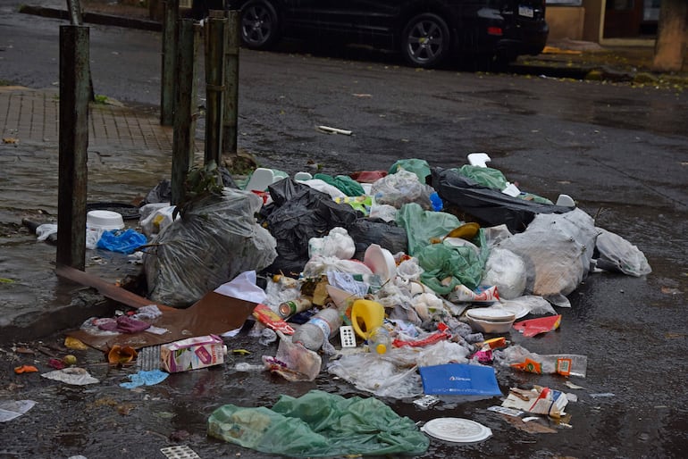 Montículo de desechos en acera mojada, en la calle Gral Bruguez y José Asunción Flores