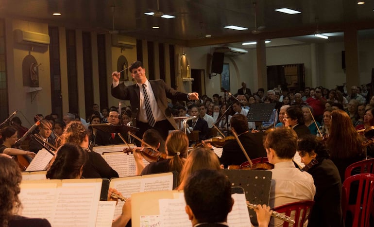 Bajo la dirección de José Miguel Echeverría, la OSCA actúa esta noche en el barrio Mburukuja.