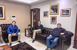 El diputado Pedro Gómez, presidente electo de la JLRA; el gobernador de Central Ricardo Estigarribia, y el presidente electo del PLRA Alcides Riveros.