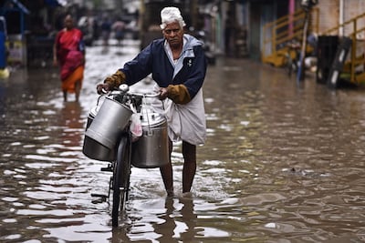Un hombre empuja una bicicleta por una zona inundada de Chennai, India, el pasado sábado.