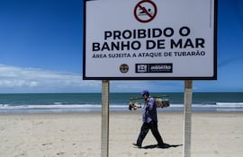 Fotografía que muestra un cartel que dice "Prohibido bañarse en el mar".