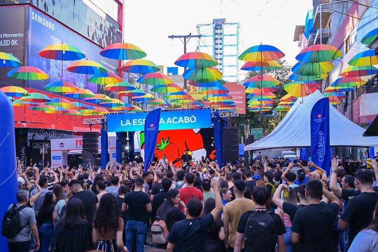 La fiesta de cierre tomó por completo el Microcentro, reforzada por el Patio Gastronómico, auspiciado por Cellshop y por JOOG.