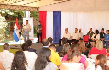 El presidente de la República, Santiago Peña y el ministro de Educación, Luis Ramírez, durante la entrega de "Dot Pads" en el Centro de Apoyo a la Inclusión "Santa Lucía".