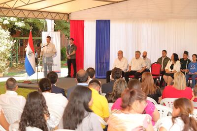 El presidente de la República, Santiago Peña y el ministro de Educación, Luis Ramírez, durante la entrega de "Dot Pads" en el Centro de Apoyo a la Inclusión "Santa Lucía".