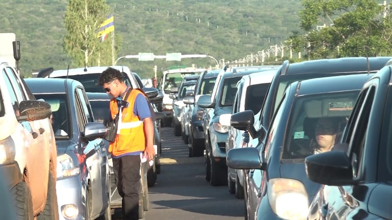 Largas filas se forman en el peaje Ecovia de la ruta Luque - San Bernardino.