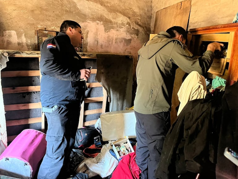 Los oficiales verificaron minuciosamente el interior de la habitación donde estaba el sospechoso.