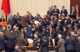 Legisladores de Turquía llegaron a los golpes en medio de una sesión para tomar juramento a un ministro designado por el presidente Recep Tayyip Erdogan. (captura de video)
