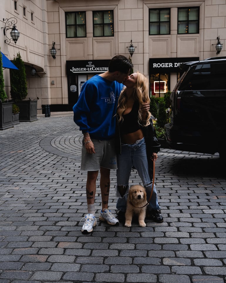 ¡A los besos! Peso Pluma y Hanna Howell. (Instagram/Peso Pluma)