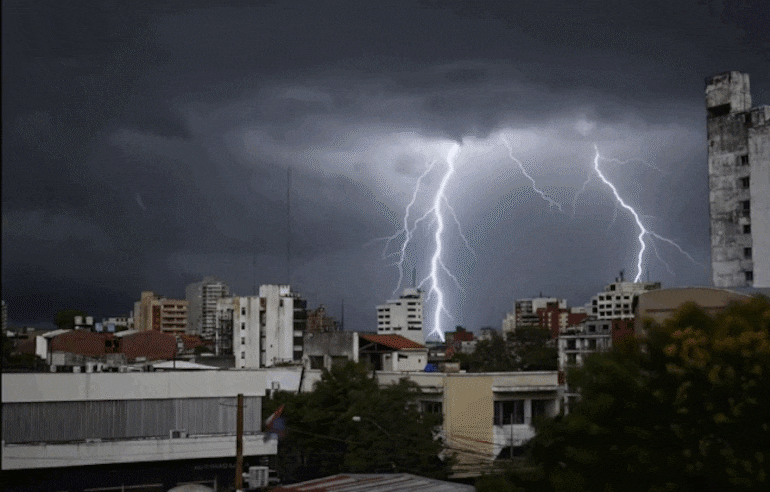 ¿Qué zonas del país permanecen bajo alerta por tormentas este domingo?