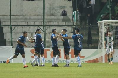 Festejo del delantero de 34 años, Luis Ignacio Fernández Villalba (centro), luego de anotar el segundo tanto en el triunfo atyreño en el barrio Trinidad. (Foto: APF)