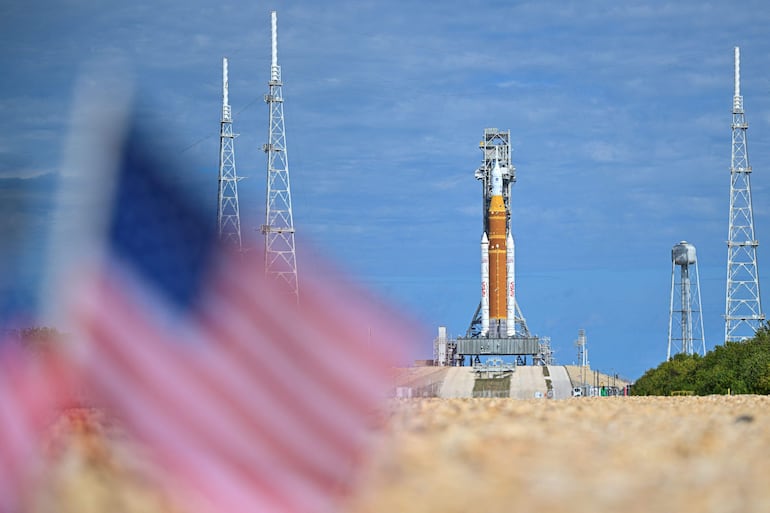 El cohete del Sistema de Lanzamiento Espacial (SLS) y la nave espacial Orión, integrados para la misión Artemis II, se ven en la plataforma de lanzamiento 39B del Centro Espacial Kennedy en Cabo Cañaveral, Florida