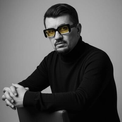 El actor y director Neio Cazuriaga prepara la puesta teatral inmersiva "La silla vacía", en la Alianza Francesa.