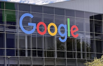 La fachada de Google en el Googleplex, en California (Estados Unidos). Google evitó la venta de una parte de su negocio de publicidad digital después de que una jueza federal de Virginia rechazara la petición del Gobierno de EE.UU. de obligar a la compañía a vender su plataforma AdX, aunque tendrá que modificar algunas de sus prácticas, según documentos judiciales.