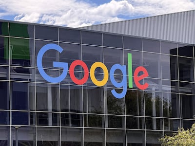 La fachada de Google en el Googleplex, en California (Estados Unidos). Google evitó la venta de una parte de su negocio de publicidad digital después de que una jueza federal de Virginia rechazara la petición del Gobierno de EE.UU. de obligar a la compañía a vender su plataforma AdX, aunque tendrá que modificar algunas de sus prácticas, según documentos judiciales.