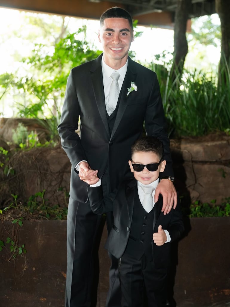 Miguel Almirón con su pequeño hijo Francesco. (Instagram/Alexia Notto)