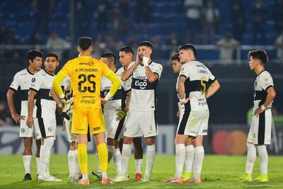 Los jugadores de Olimpia al finalizar el primer tiempo del partido frente a Vélez Sarsfield por la segunda fecha del Grupo H de la Copa Libertadores 2025 en el estadio Defensores del Chaco, en Asunción, Paraguay.