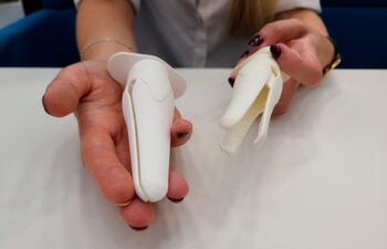 La doctoranda neerlandesa en diseño industrial en la Universidad Técnica de Delft (TU Delft), Tamara Hoveling, sostiene a Lilium, un prototipo de plástico impreso en 3D como alternativa al espéculo ginecológico, en Delft, el 1 de julio de 2025.