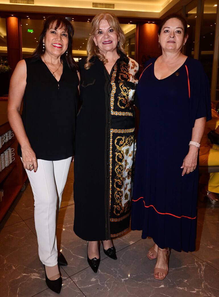 Elena Carmen,  Luz Troche Larroza y Elisa Echague.