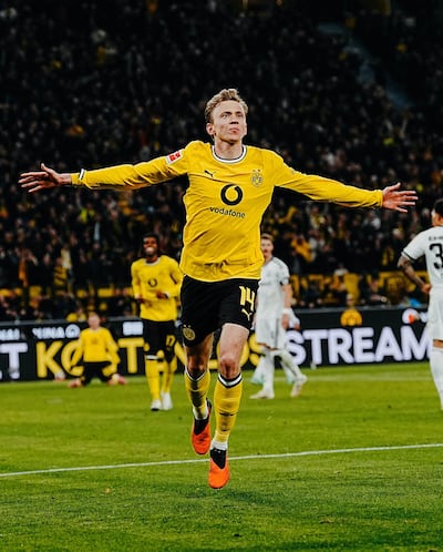 El delantero alemán, Maximilian Beier celebra el tanto que le dio la victoria en casa al Borussia Dortmund sobre el Eintracht Fráncfort.