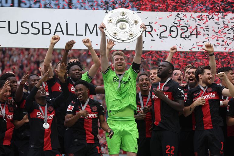 Los jugadores del Bayer Leverkusen celebra con el trofeo de la Bundesliga en el Bay Arena, en Leverkusen.