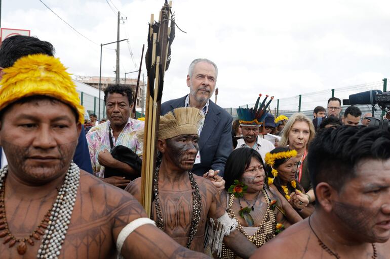 Manifestantes indígenas de la etnia munduruku bloquean el acceso a la COP30 en Belém (Brasil), noviembre de 2025. 