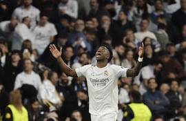 El delantero del Real Madrid Vinicius Junior celebra tras marcar el segundo gol ante el Benfica durante el partido de vuelta de la fase de acceso a los octavos de la Liga de Campeones que Real Madrid y Benfica disputan este miércoles en el estadio Santiago Bernabéu, en Madrid.