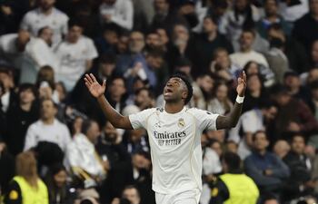 El delantero del Real Madrid Vinicius Junior celebra tras marcar el segundo gol ante el Benfica durante el partido de vuelta de la fase de acceso a los octavos de la Liga de Campeones que Real Madrid y Benfica disputan este miércoles en el estadio Santiago Bernabéu, en Madrid.