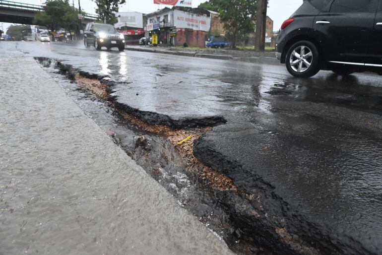 Asfalto destrozado en avda. Fernando de la Mora.