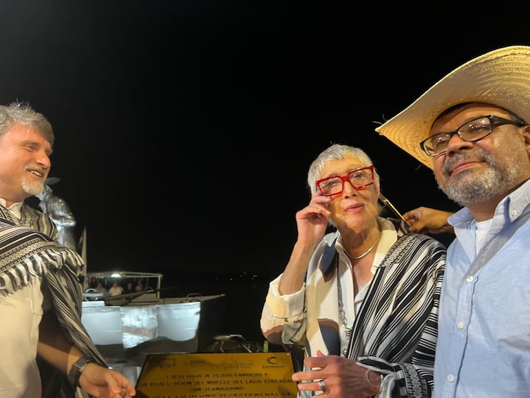 Video: Teresa Parodi se emocionó hasta las lágrimas al descubrir la escultura de Pedro Canoero