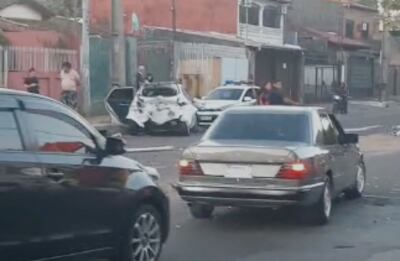 Uno de los vehículos chocados ayer en  la tarde, tras una frustrada persecución a asaltantes.
