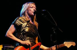 Kim Gordon al frente de Sonic Youth en 2010.