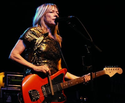 Kim Gordon al frente de Sonic Youth en 2010.