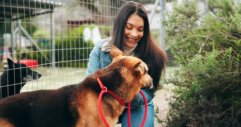 Mujer con un perro recién adoptado.