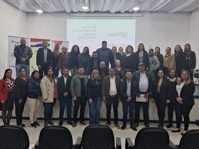 El programa incluyó exposiciones dialogadas acerca de cómo impactará la Ruta Bioceánica en la niñez y adolescencia en las comunidades, así como también sobre aspectos fundamentales de la trata de personas, entre varios temas relacionados. En la imagen, intendentes y colaboradores.