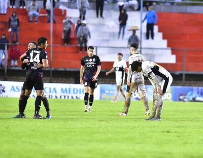 Las dos caras de la moneda. Por un lado, Richard Cabrera y Alexis Rodas festejan el triunfo de General Caballero. Por el otro, el sufrimiento de Adrián Alcaraz por otro paso en falso de Olimpia.