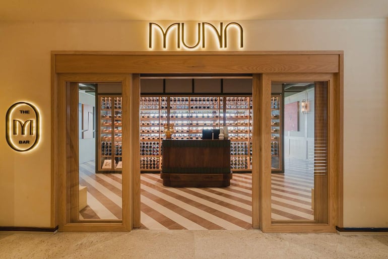 Acceso a The M Bar, que cuenta con múltiples productos para todos los gustos.