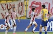 Los jugadores de San Lorenzo celebran un gol en el partido frente a Sportivo Luqueño por la fecha 10 del torneo Apertura 2026 de la Primera División de Paraguay en el estadio Erico Galeano, en Capiatá, Paraguay.